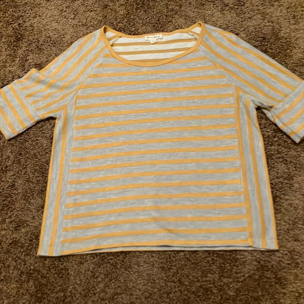 JANE AND DELANEY GRAY AND YELLOW TOP. SIZE SMALL. EUC